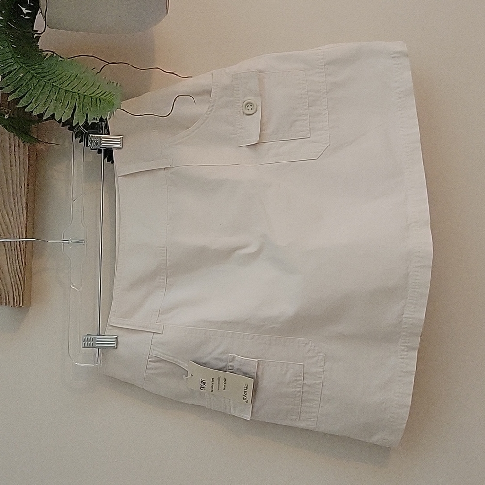 Cargo Skort - Cream. By St John's Bay size 10/12.